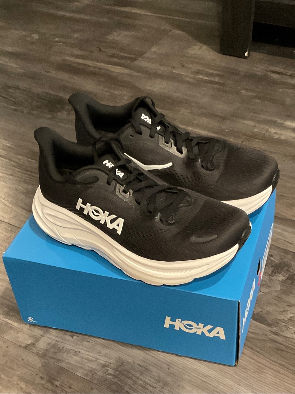 Women’s Hoka Clifton 11 size 8D (wide)